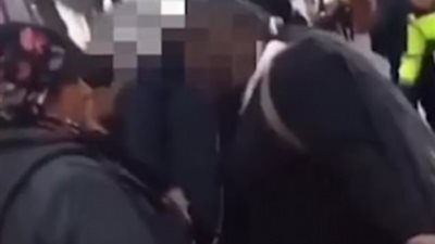 علقة ساخنة لمراهقة بعد صفعها امرأة مسنة (فيديو وصور)