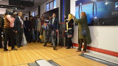 وزير الرياضة يلعب البولينج بقرية النورس في بورسعيد (صور)