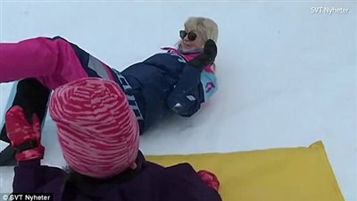 طالب يضع مديرة مدرسته في موقف محرج بمقابلة تليفزيونية (فيديو)