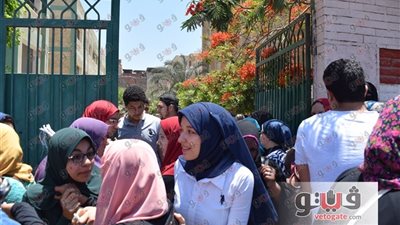 بالفيديو.. أحزان الكيمياء تسيطر على أفراح علم النفس.. انهيار وبكاء في لجان الدقي.. إغماء طالبة في قنا.. استياء بين طلاب القليوبية.. وتباين الآراء في شعبة الأدبي