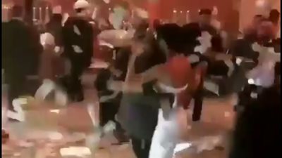 أصدقاء العروسين يمطرانهما بالمال خلال الرقص في حفل الزفاف (فيديو)