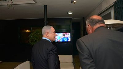 نشرة الصحف العبرية: كشف هوية ملتقط صورة نتنياهو وشكري بنهائي اليورو