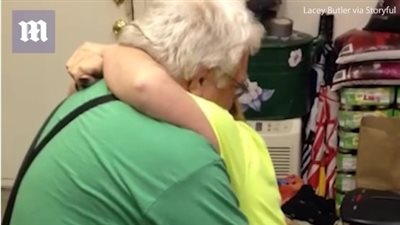 بالفيديو.. رجل يفاجئ زوجته بعد إضاعتها خاتم زفافهما