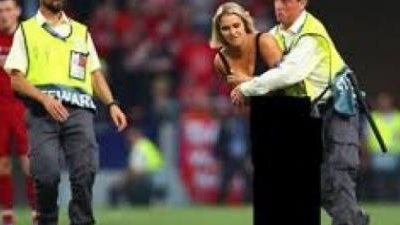 ضبط المشجعة شبه العارية في نهائي دوري أبطال أوروبا