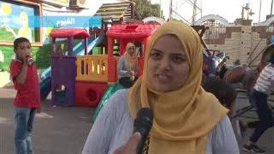 ضباط الشرطة يستقبلون أطفالا بلا مأوى للتعريف بدورهم في حفظ الأمن (فيديو)