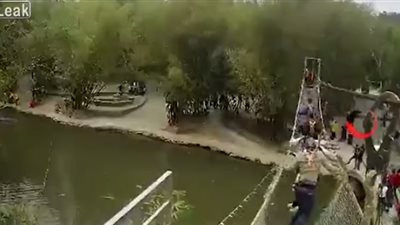 لحظة انهيار جسر بمجموعة سياح في الصين (فيديو)