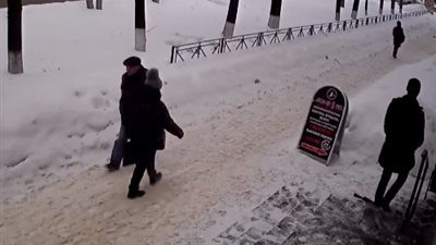 نجاة رجل من كارثة سقوط جليد مرتين متتاليتين (فيديو)