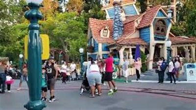 رد فعل عنيف لرجل بصقت امرأة على وجهه (فيديو)