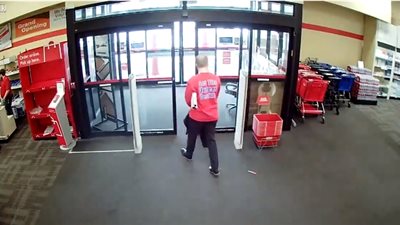 رجل يسرق مقعدا من سوبر ماركت بطريقة ماكرة (فيديو)