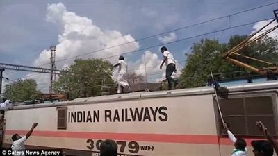 لحظة صعق الكهرباء رجل أعلى قطار (فيديو وصور)