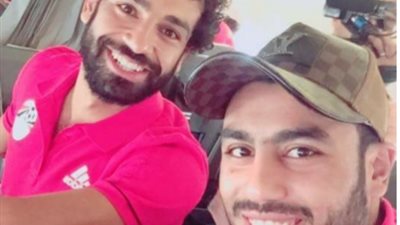 حسام حسن يلتقط صورة تذكارية مع صلاح قبل مواجهة أوغندا