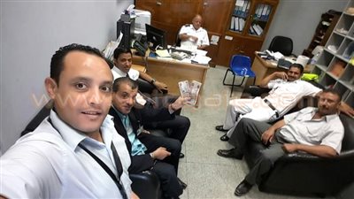 بالصور.. موظف بمطار الغردقة يعثر على مبلغ مالي و3 جوازات سفر