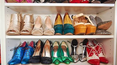 أكبر مدمنة أحذية في بريطانيا (صور)