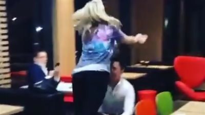 شاب يتسبب في سقوط مروع لصديقته (فيديو)