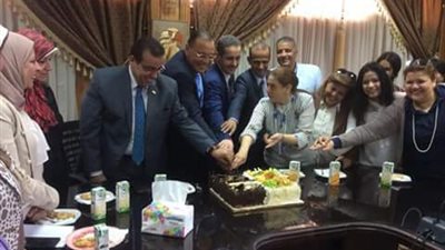 قيادات جامعة قناة السويس تحتفل بعيد القيامة مع العاملين (صور) 