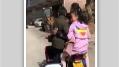 رجل يقود دراجة نارية محملة بستة أطفال (فيديو وصور)