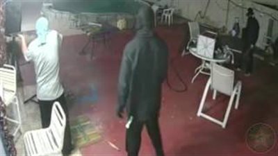 بالفيديو والصور.. رجل يواجه 5 لصوص ويجبرهم على الفرار