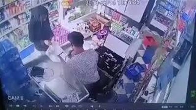 لحظة اعتداء لص على بائع وسرقته في وضح النهار (فيديو)