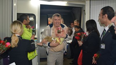 «بشايرالخير».. السياحة في طريق العودة بقوة.. مطار القاهرة يستقبل أولى الرحلات الروسية بعد توقف عامين.. استقبال الوفود بالورود.. و«مصرللطيران» تعلن خطة أسعارها لموسكو (صور)