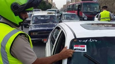 مرور الغربية يضع ملصقات التعريفة على السيارات الأجرة