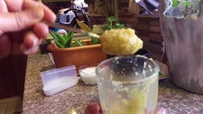 أقوى ماسك طبيعي للتخلص من التجاعيد وشد البشرة (فيديو)