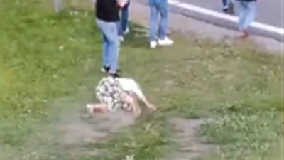 سقوط مروع لفتاة حاولت استعراض رشاقتها من فوق منحدر (فيديو)