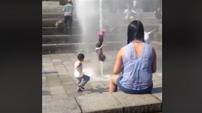 نافورة مياه تتسبب في سقوط مروع لطفل (فيديو)