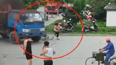 امرأة تحاول خداع سائق وتلقي نفسها أسفل شاحنته (فيديو)