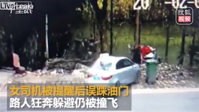 لقطات صادمة لسيارة تدهس امرأة وتسقطها في النهر (فيديو)