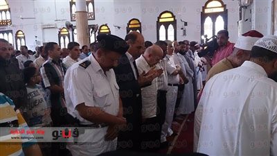 بالصور.. محافظ بورسعيد يصلي الجمعة بـ