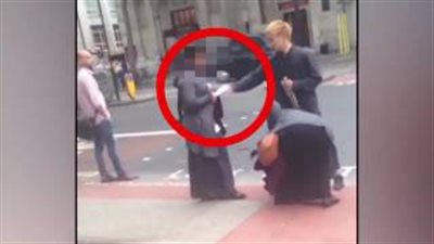 بالفيديو.. سائح يطارد متسولة سرقت هاتفه «الآيفون»