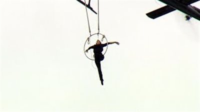 بالفيديو.. امرأة تحطم الرقم القياسي بتدليها معلقة بأسنانها فوق شلالات