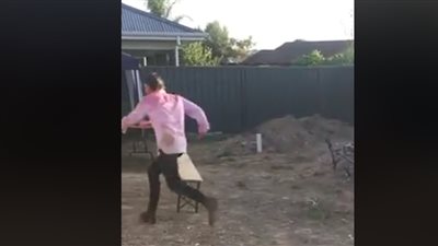 سقوط مروع يتسبب في فقدان شاب لوعيه (فيديو)