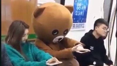 موقف طريف لفتاة مع دب داخل مترو أنفاق كوري (فيديو)