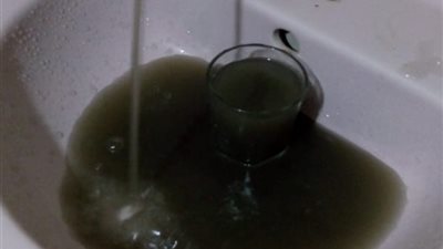 مواطن يستغيث بسبب «سواد لون المياه» في شبرا الخيمة (صور)