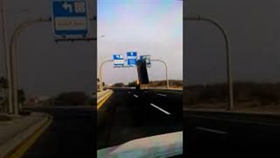 لحظة انفصال شاحنة لنصفين بعد تعرضها لحادث مروع (فيديو)