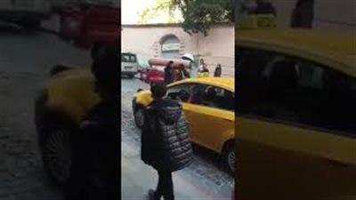 سائق «تاكسي» يهاجم سائحة ويرمي حقيبتها في الشارع (فيديو)