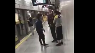 بالفيديو.. أغرب مشاجرة بين فتاتين داخل محطة مترو