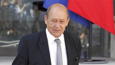 وزير خارجية فرنسا يصل إلى مطار القاهرة