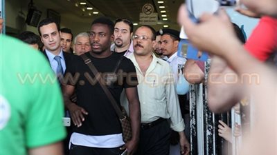بالفيديو والصور.. «إيفونا أهلاوي».. يصل مطار القاهرة للمشاركة مع «الشياطين».. «عرابي»: حسمنا الصفقة منذ 3 أيام.. الجماهير تحتفل على طريقة مؤمن زكريا.. وقائد الطائرة المغر