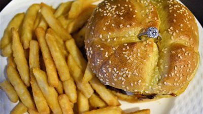 برجر مع خاتم من الماس أحدث صيحات الاحتفال بالفالنتين (فيديو)