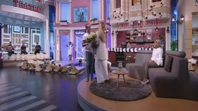 بالفيديو.. ريهام سعيد تقتحم برنامج شريف مدكور على الهواء بباقة ورد