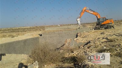 بالصور.. إزالة 8 شاليهات ومحطة معالجة مياه تعديات على أراضي الدولة بمطروح