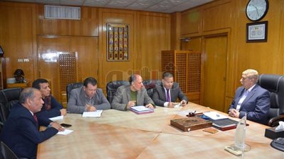 محافظ الإسماعيلية يستعرض دور غرف العمليات في إدارة الأزمات