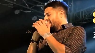 محمد حماقي يبكي في أولى حفلاته بالإسكندرية بعد وفاة عمته (فيديو)