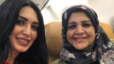 سالي عبد السلام تنشر صورة مع والدتها من مطار القاهرة