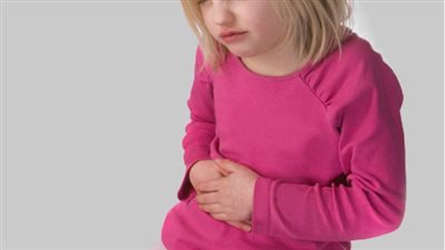 الكمادات والزنجبيل والأطعمة الخفيفة علاجات طبيعية لمعدة الأطفال