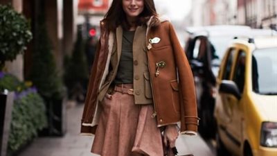 4 خطوات لتحويل ملابسك الصيفية لقطع خريفية مميزة