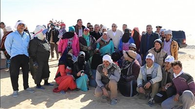 محافظ الوادي الجديد يطالب المستثمرين بتوفير مواصلات آمنة للعمال 