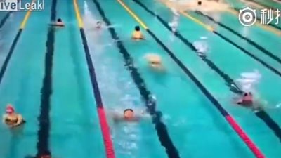 لحظة وفاة امرأة في حمام السباحة (فيديو)